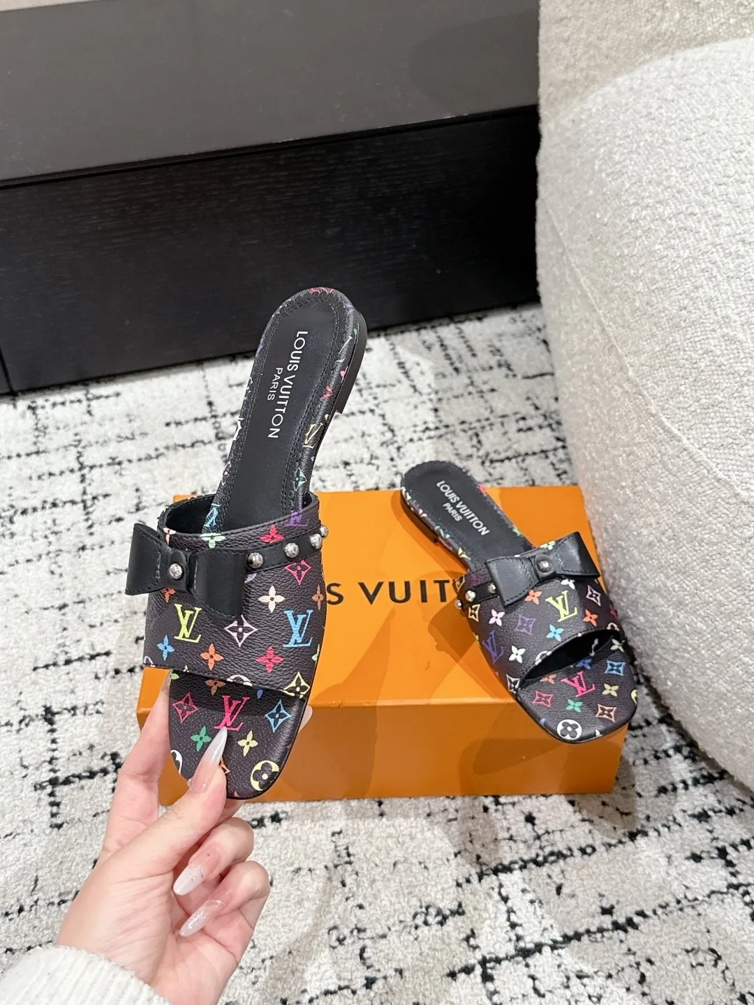 👟👟Ex-factory price 480👟👟 LouisVuitton 25/ Spring and summer new style black and white three-color cat-heeled flat sandals. It is difficult not to doubt whether it borrowed from the Tang Dynasty's Tang Sancai as a basis and innovated it into the classic LV logo. It used color and the large area of ​​​​the upper color as a contrast to create the white or black three-color element style of the upper, creating another classic style! Super greasy on feet! Indescribable fashion! It’s easy to match every day, and it’s very relevant to the changes and development of the times! Kitten heels are super easy to wear and give your feet a full summer vibe!  ✔️Material: original customized fabric ✔️Inner lining: cow lining ✔️Outsole: genuine leather outsole imported from Italy ✔️Size: #35-41 (40.41 customization is not returnable)